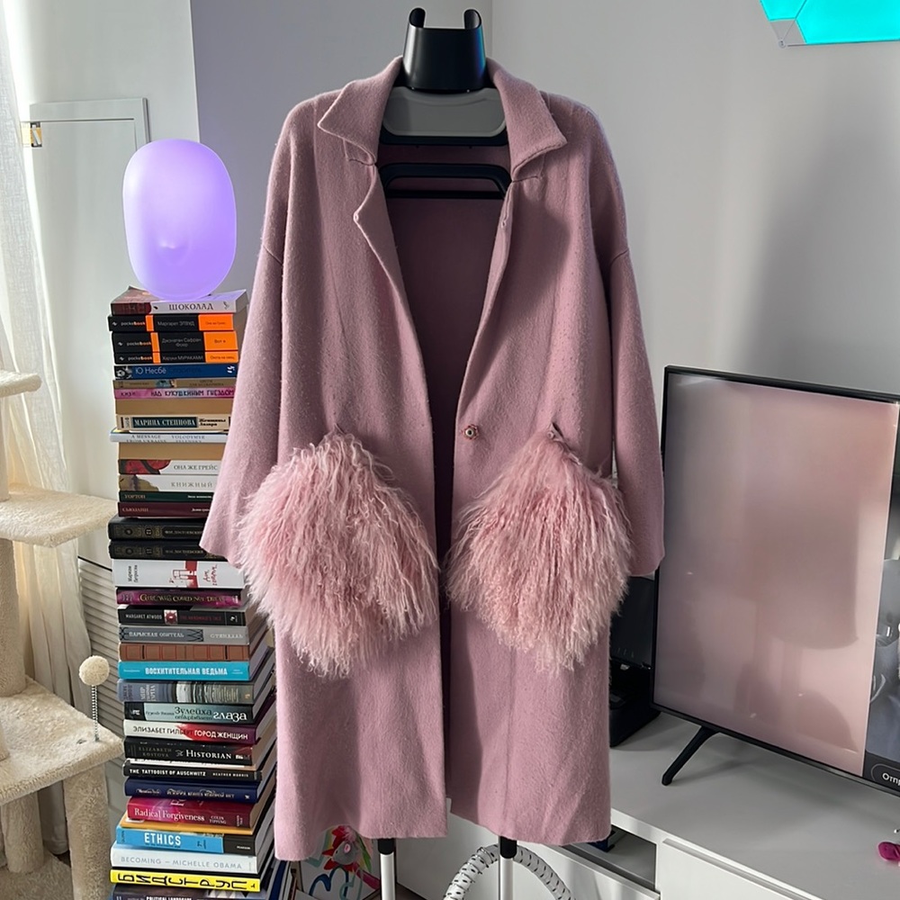 Dusty pink coat with furry pockets